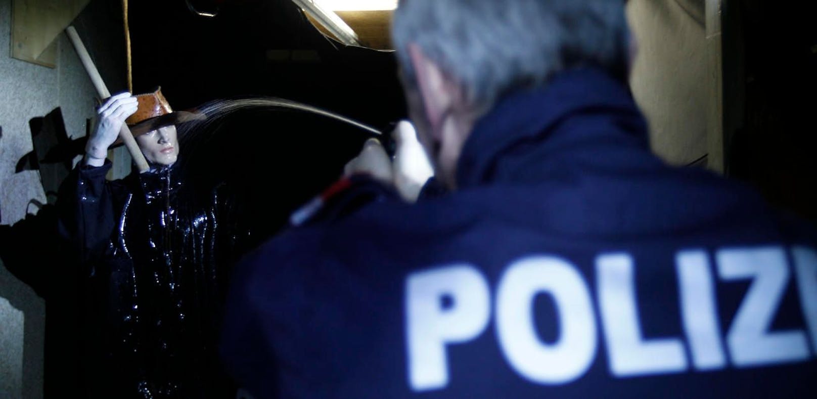 Ein Polizist demonstriert im Rahmen eines Trainings bei der Wiener Polizei den Einsatz von Pfefferspray. Symbolbild