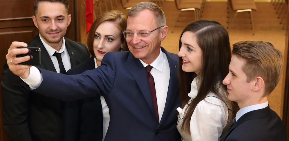 Stelzer mit Maturanten: Selfie nach dem Händeschütteln.