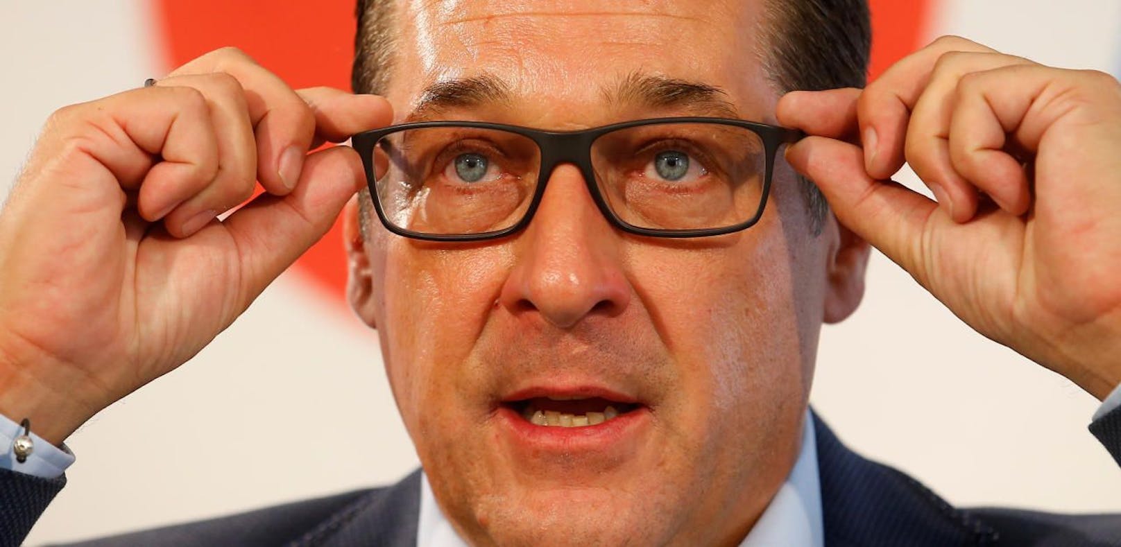 Gewöhnen Sie sich an dieses Bild: Heinz-Christian Strache wird nun öfter Brille tragen.