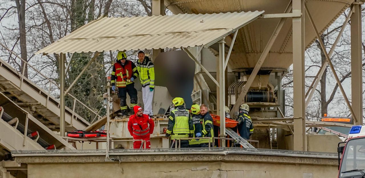 Heute.at - Mann geriet mit Hand in Förderband, blieb stecken