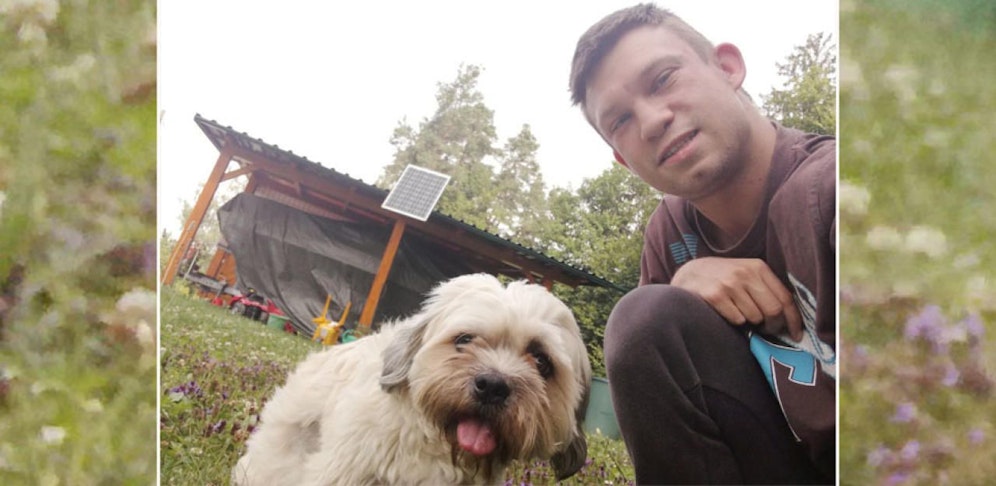 Hundebesitzer Kevin Franz mit seiner Hündin "Kira"