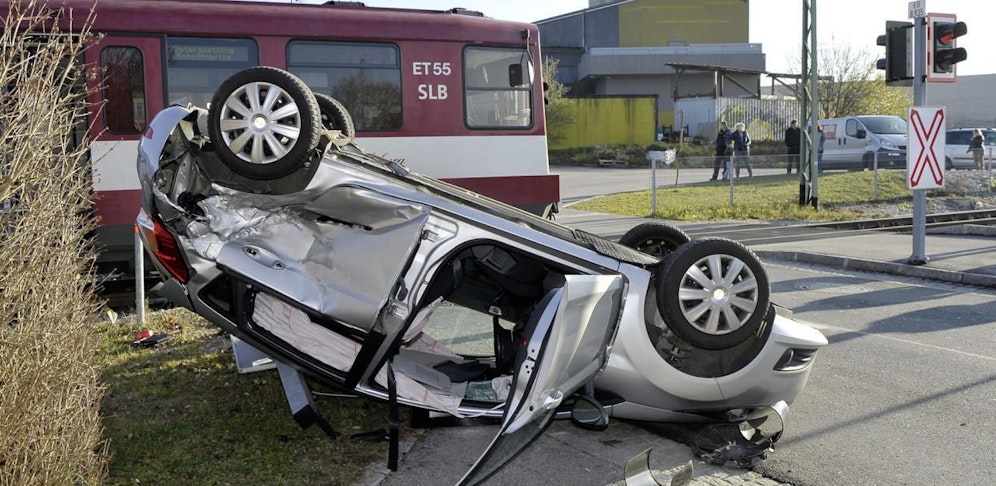 Eine 85-Jährige fuhr mit ihrem Wagen auf die Gleise, wurde vom Zug gerammt. 