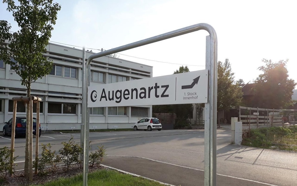 DIESES Schild lässt Augenarzt-Patienten in Freistadt schmunzeln. Vorausgesetzt, sie können es auch lesen.