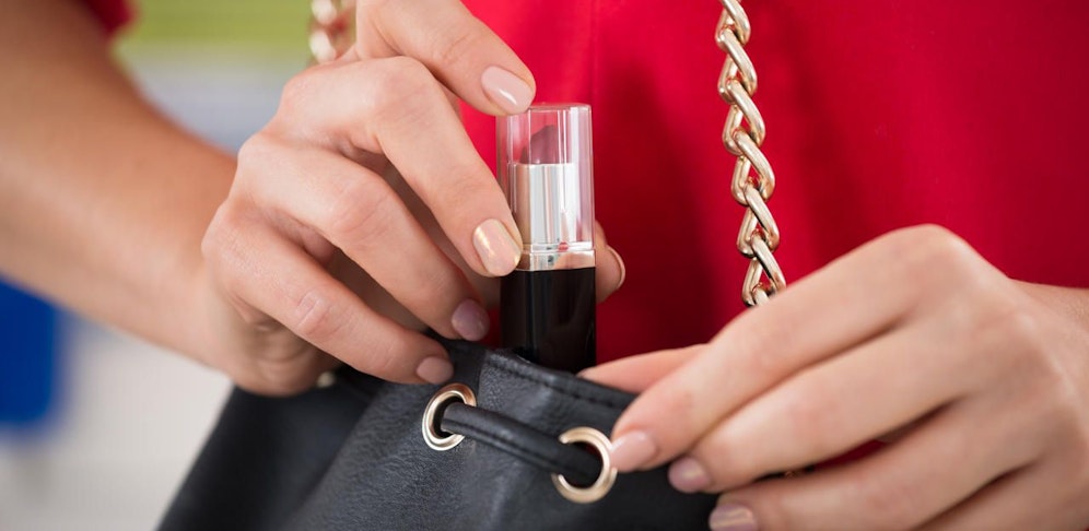 Eine 41-jährige Russin stahl am Airport Parfums und Kosmetikartikel.