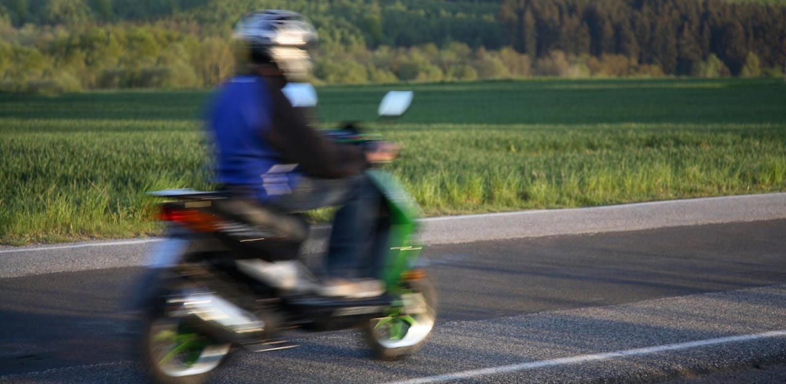 113 km/h: Moped-Raser (16) flieht vor Polizei