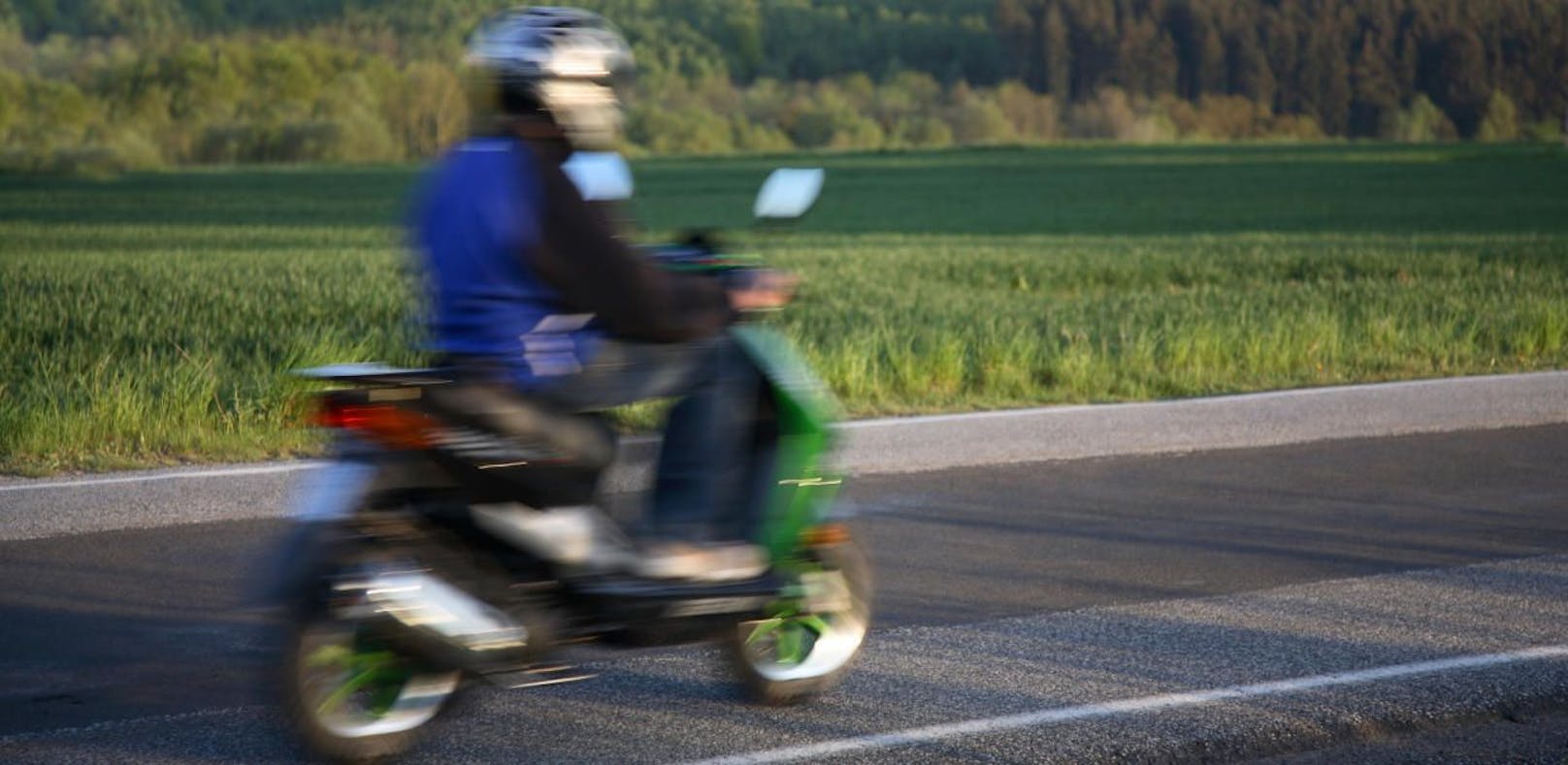 Der junge Moped-Fahrer war mit knapp 100 km/h unterwegs.