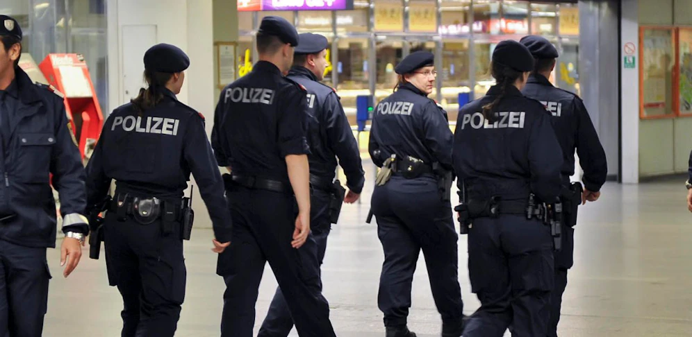 Polizisten konnten fünf verdächtige Jugendliche ausforschen. Sie sollen ein 18-jähriges Opfer ausgeraubt und geschlagen haben. (Symbolfoto)