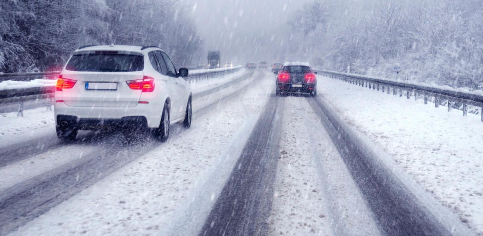 Autofahrer müssen sich in alpinen Lagen auf Schneefahrbahnen einstellen.
