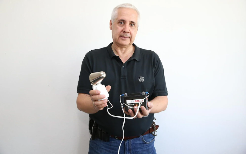 Bei Berührung mit Urin gibt die Pinkelfalle schrillen Alarm