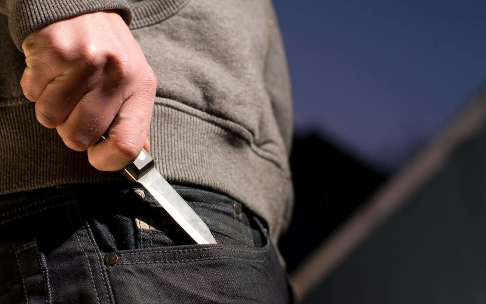 Ein 53-Jähriger soll seine Ehefrau mit dem Messer bedroht haben