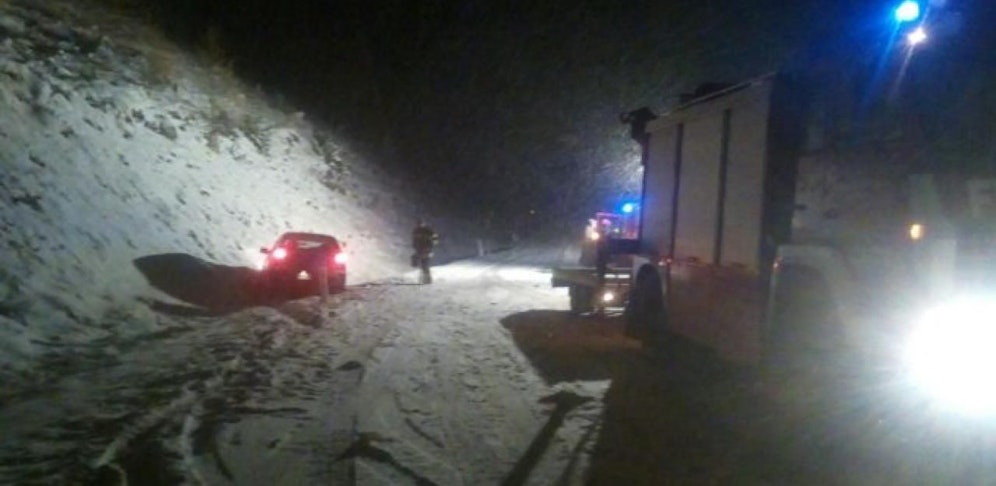 Das Fahrzeug kam auf aufgrund des Schneefalls von der Straße ab. 