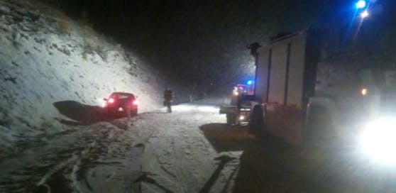Das Fahrzeug kam auf aufgrund des Schneefalls von der Straße ab.