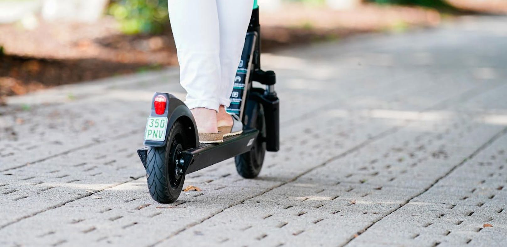 Die neuen Regeln für E-Scooter in der Stadt sollen noch in diesem Jahr präsentiert werden. Dabei soll es unter anderem um die Abstellproblematik gehen.