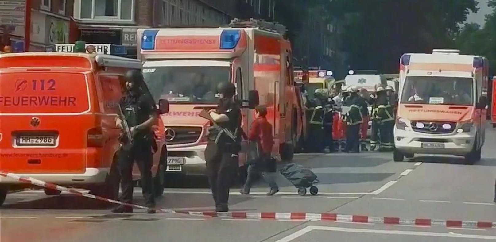 Dank der Fahndungsliste sollen Attentate in Europa verhindert werden: Hamburger Polizisten im Einsatz nach einer Messerattacke. (28. Juli 2017)