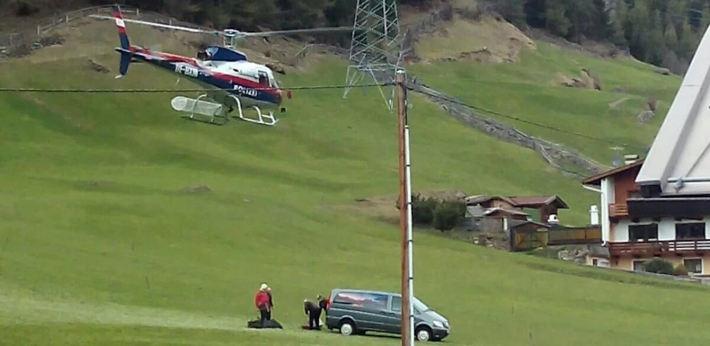 Ein Polizeihubschrauber flog die Leiche ins Tal.