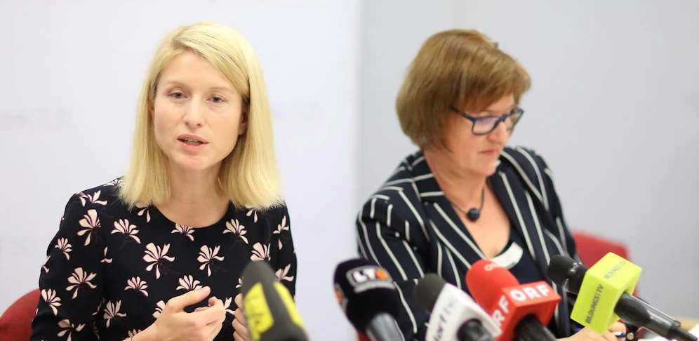 Landesrätin Christine Haberlander (li) lässt die Kindergartengebühr evaluieren.
