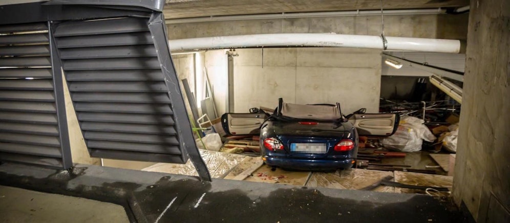 Tödlicher Absturz: Das Jaguar-Cabrio raste im Parkhaus durch ein Lüftungsgitter, stürzte eine Etage ab. Der Fahrer starb.