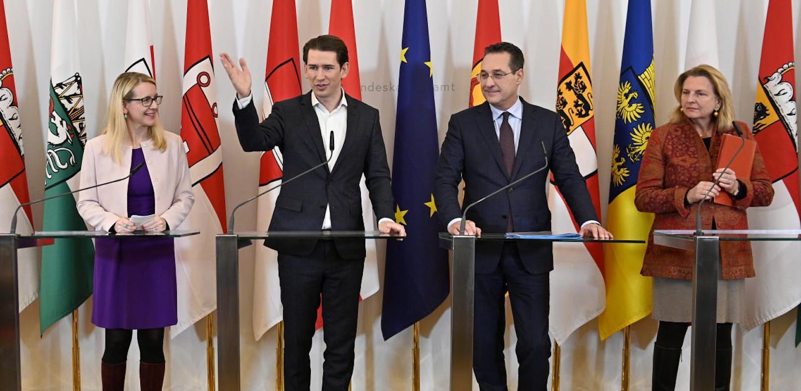 Wirtschaftsministerin Margarete Schramböck (ÖVP), Bundeskanzler Sebastian Kurz (ÖVP), Vizekanzler Heinz Christian Strache (FPÖ), Außenministerin Karin Kneissl (FPÖ)