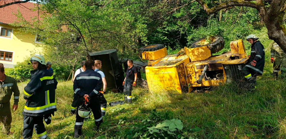 Die Feuerwehr barg das Fahrzeug.
