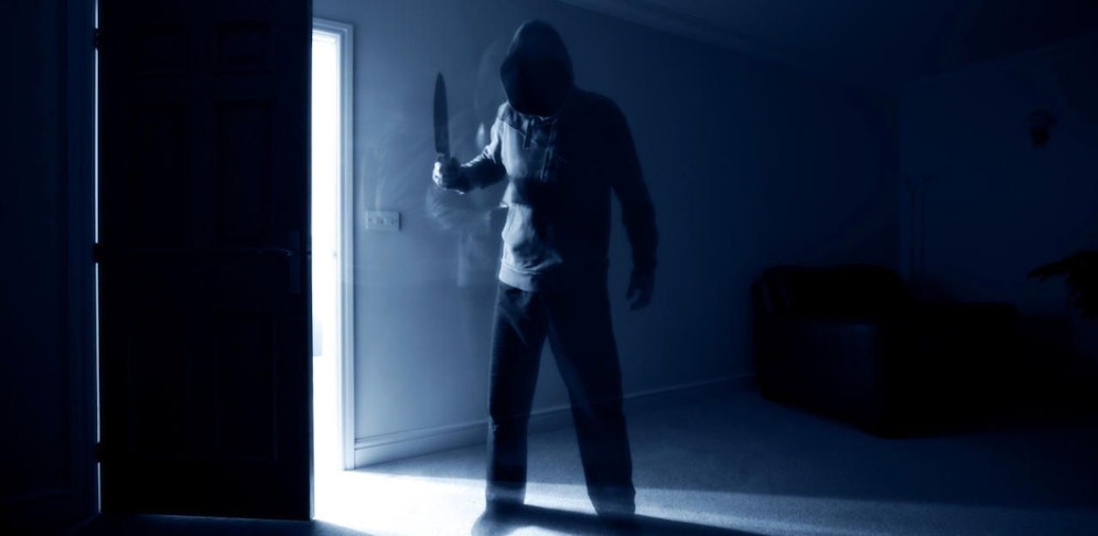 Ein 17-Jähriger lief vermummt und mit einem Messer herum. War nur ein "Prank" (Scherz), rechtfertigte er sich. (Symbolfoto)