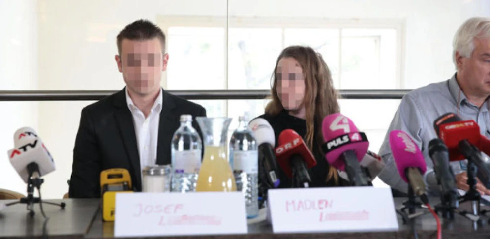 Die Kinder des Arztes bei einer Pressekonferenz: Ihr Vater soll sie jahrelang gequält haben - und jetzt muss die Frage geklärt werden, warum seine Pistole bei einem (angeblichen) Selbstmord auftaucht.