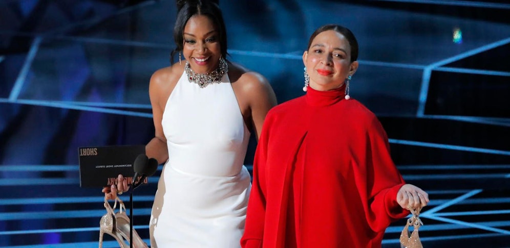 Tiffany Haddish (li.) und Maya Rudolph präsentierten den Oscar für die beste Kurz-Doku.