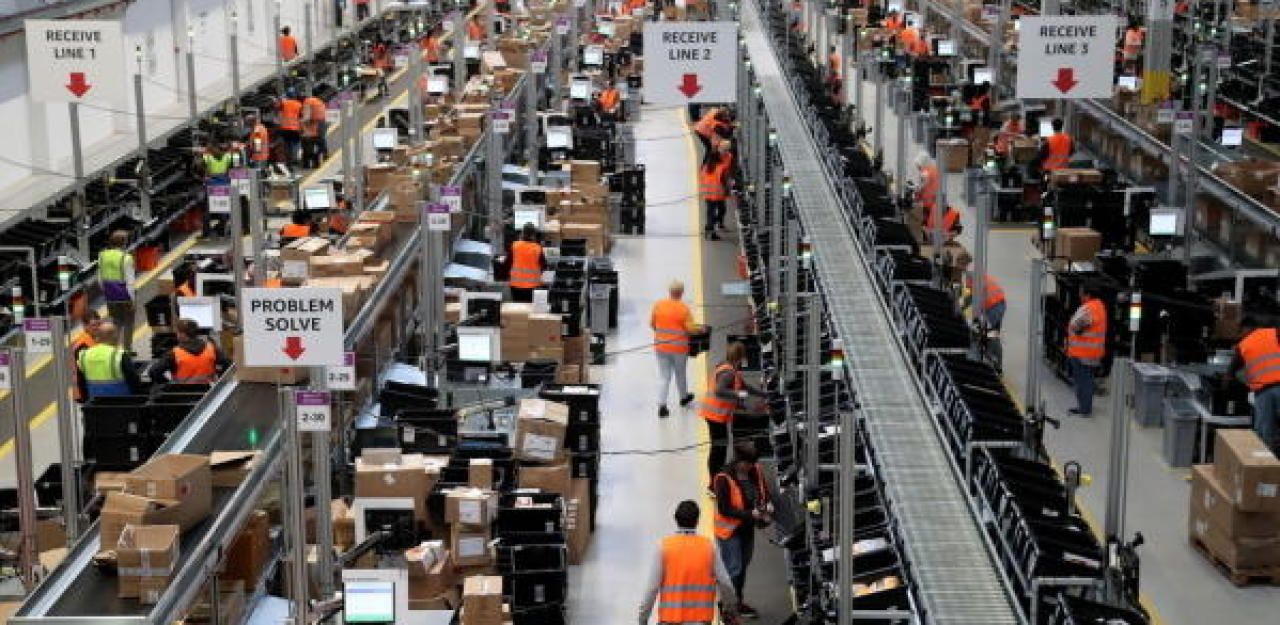 Heute.at - Amazon-Arbeiter laufen wie Zombies herum