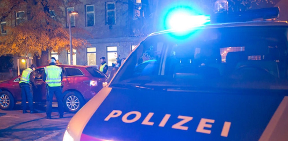 Nach einem Raubüberfall fahndet die Polizei nach einem unbekannten Tatverdächtigen.