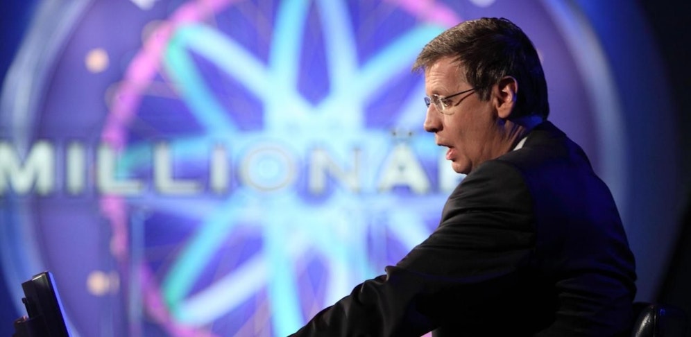 Günther Jauch ist sich nicht sicher, ob bei seiner Kandidatin alles mit rechten Dingen lief.