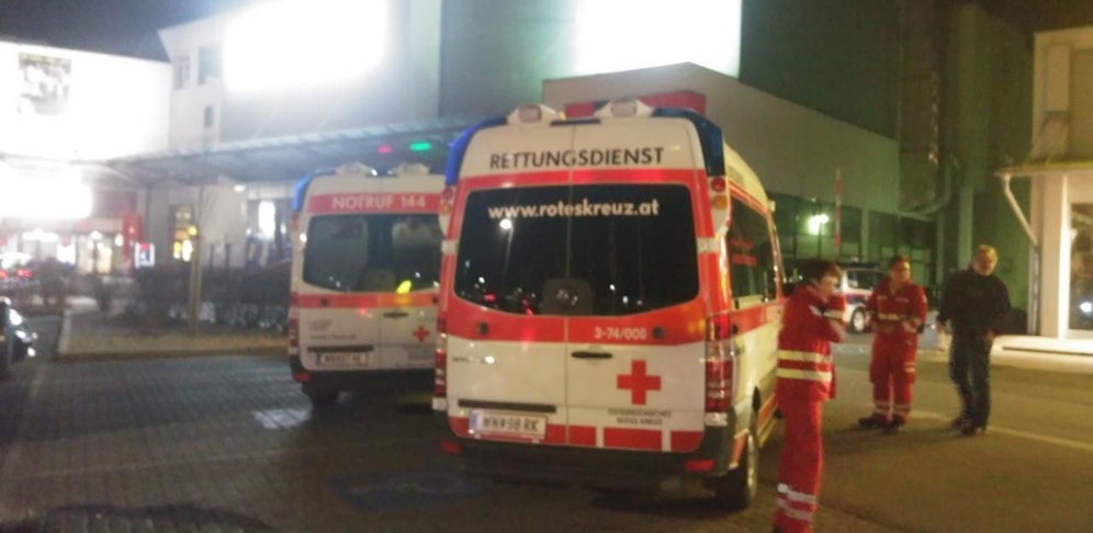 Großeinsatz nach Bombendrohung bei einem Kinocenter in Wr. Neustadt im März 2017.