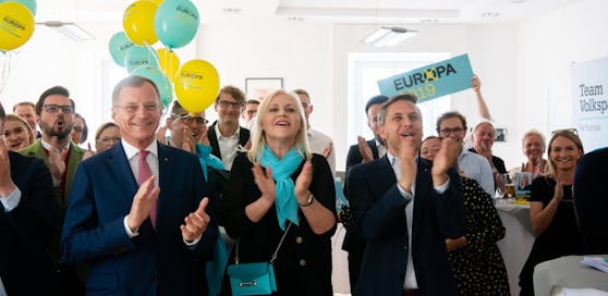 LH Thomas Stelzer, Spitzenkandidatin Angelika Winzig und Landesgeschäftsführer Wolfgang Hattmannsdorfer bejubeln den ÖVP-Erfolg.