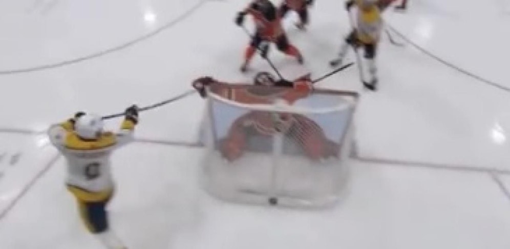 Nashville-Star Filip Forsberg lässt die Hockey-Welt über sein "Lacrosse"-Tor staunen.