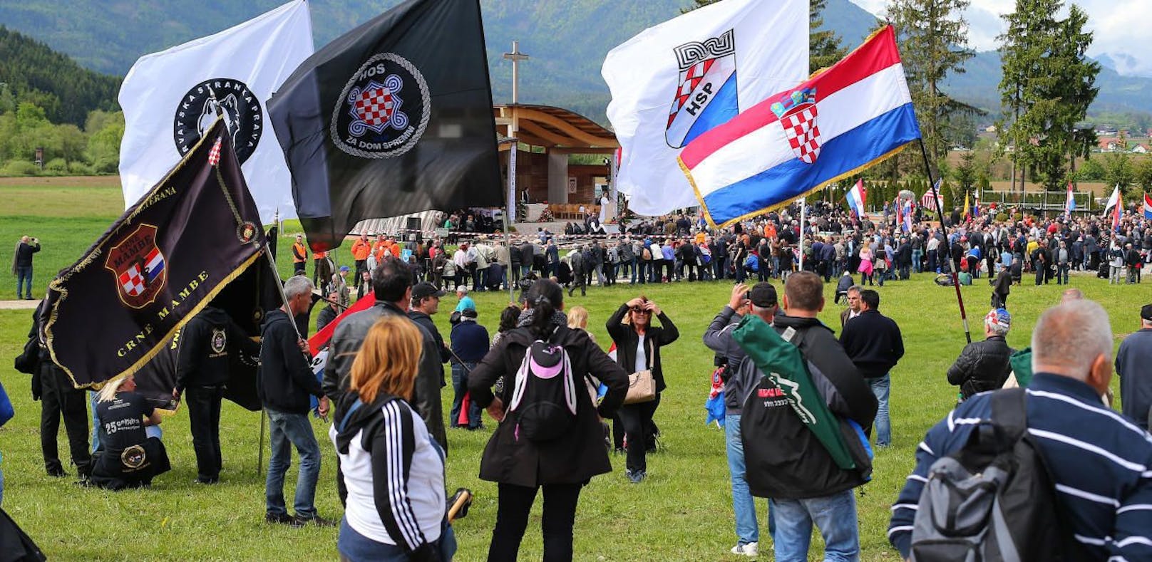 Bei Treffen in Bleiburg, Kärnten, wird des Massakers an mit dem Nazi-Regime verbündeten Ustascha-Kämpfern durch jugoslawische Partisanen gedacht. Dort versammeln sich alljährlich Rechtsextreme aus ganz Europa. Es werden reichlich Fahnen und Symbole der faschistischen kroatischen Ustascha gezeigt. Seit längerem wird ein Verbot gefordert.