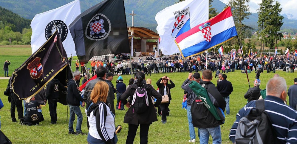 Bei Treffen in Bleiburg, Kärnten, wird des Massakers an mit dem Nazi-Regime verbündeten Ustascha-Kämpfern durch jugoslawische Partisanen gedacht. Dort versammeln sich alljährlich Rechtsextreme aus ganz Europa. Es werden reichlich Fahnen und Symbole der faschistischen kroatischen Ustascha gezeigt. Seit längerem wird ein Verbot gefordert.