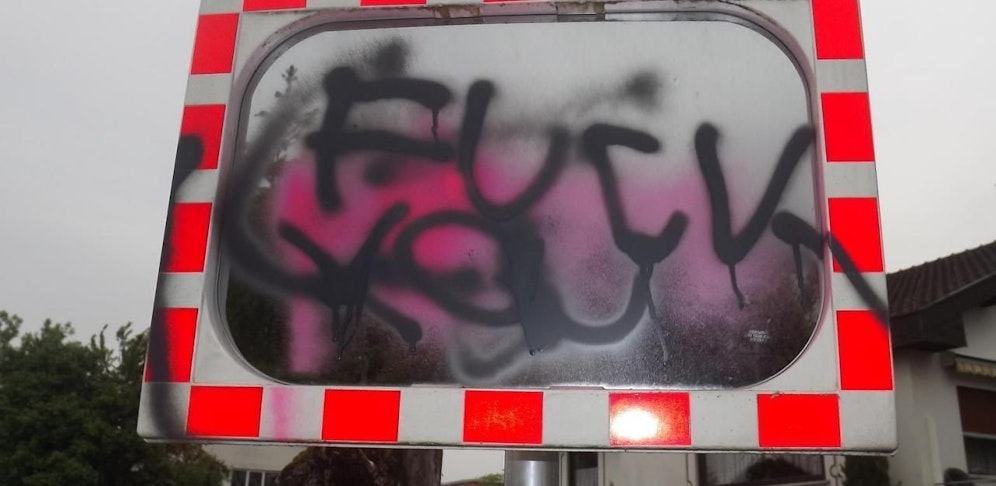 U.a. besprühte die Teenie-Bande Verkehrsspiegel.