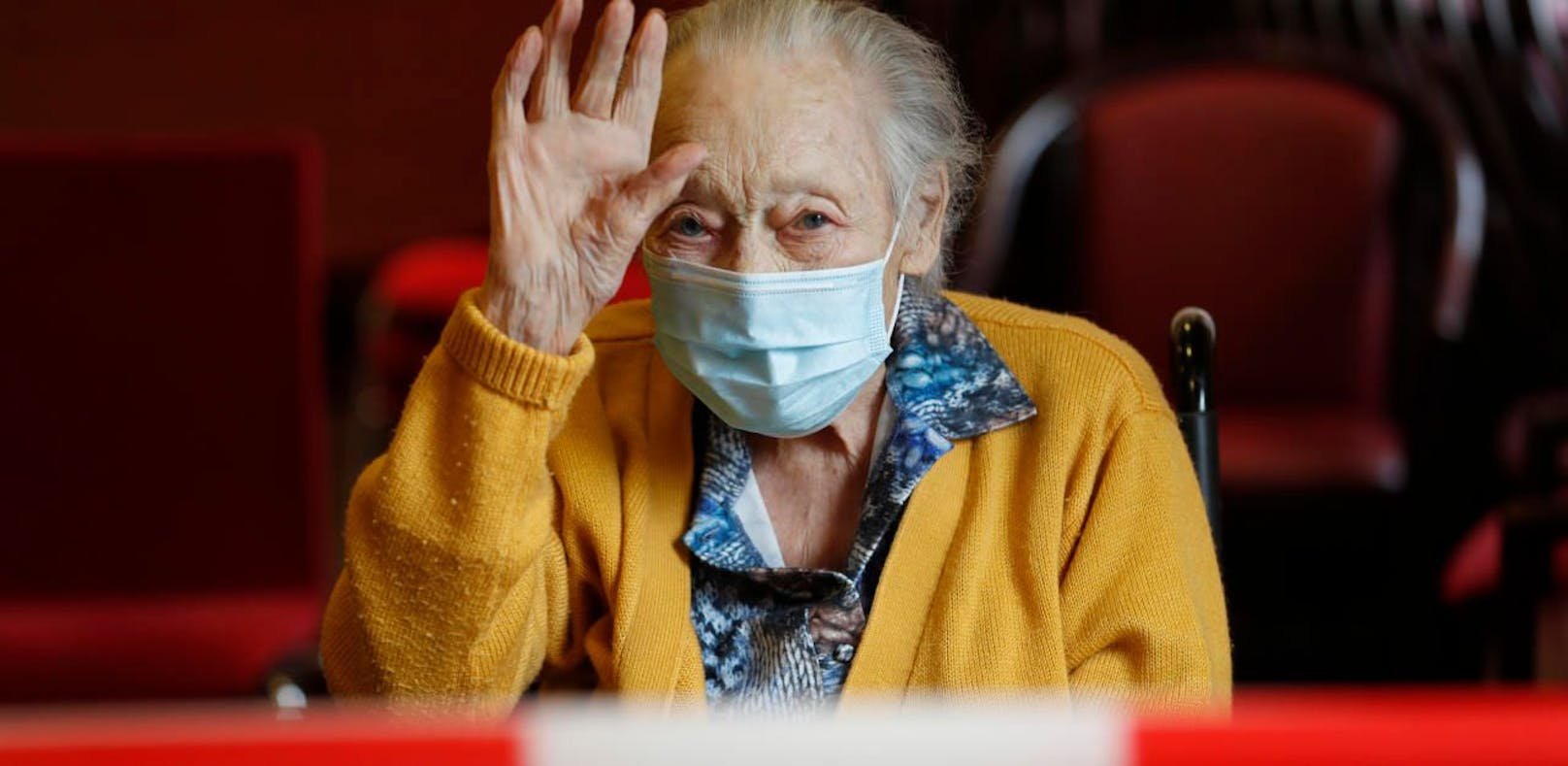 Besuche im Pflegeheim sind bald auch in Wien wieder möglich. Hier winkt die 94-jährige Marguerite Mouille in Frankreich ihrer Tochter, die sie am 21. April besucht hat.