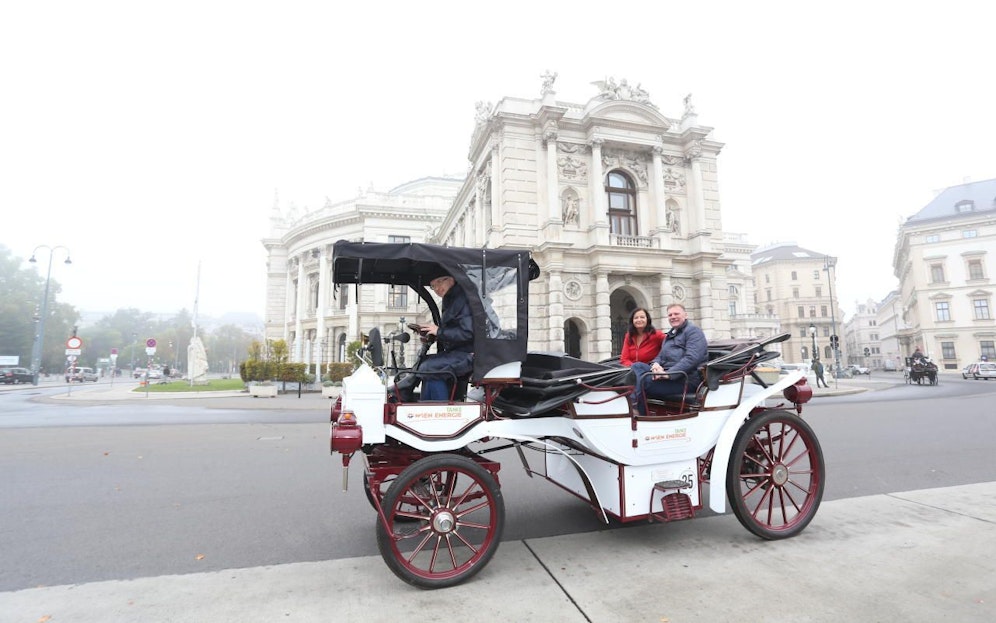 Österreichs erster E-Fiaker dreht in der Wiener Innenstadt seine Runden. E-Fiaker Peter Czwiertnia kutschiert hier Umweltstadträtin Ulli Sima (SPÖ) und Wien Energie-Chef Michael Strebl vor dem Burgtheater.