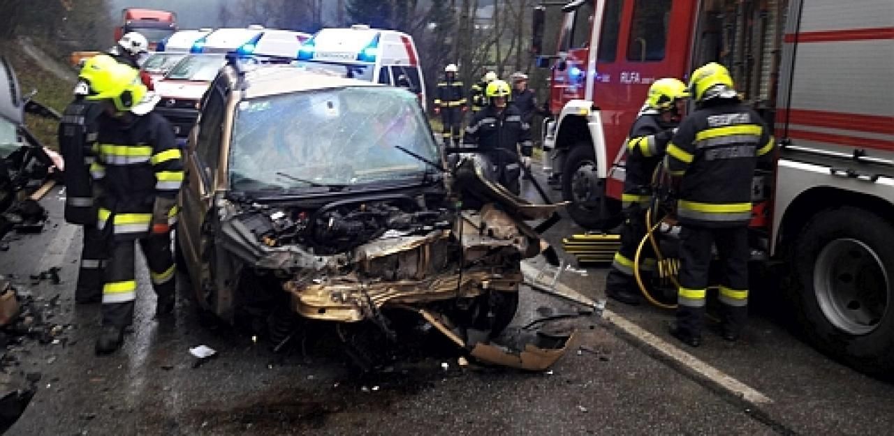 Heute.at - Lenker stirbt nach Frontalcrash