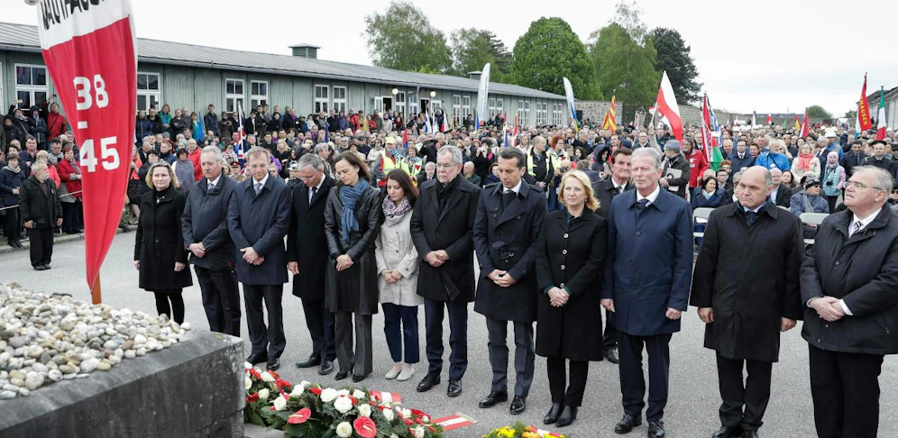 Alexander Van der Bellen, Christian Kern und Reinhold Mitterlehner sowie weitere Vertreter der Bundesregierung in Mauthausen.