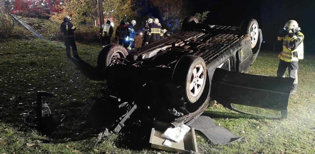 Heute.at - Alkolenkerin weicht Reh aus, überschlägt sich