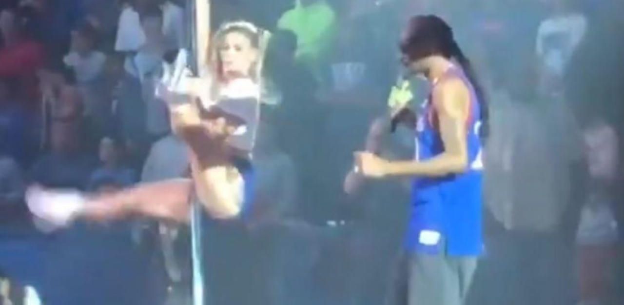 Heute.at - Snoop Dogg performt mit Stripperinnen im College