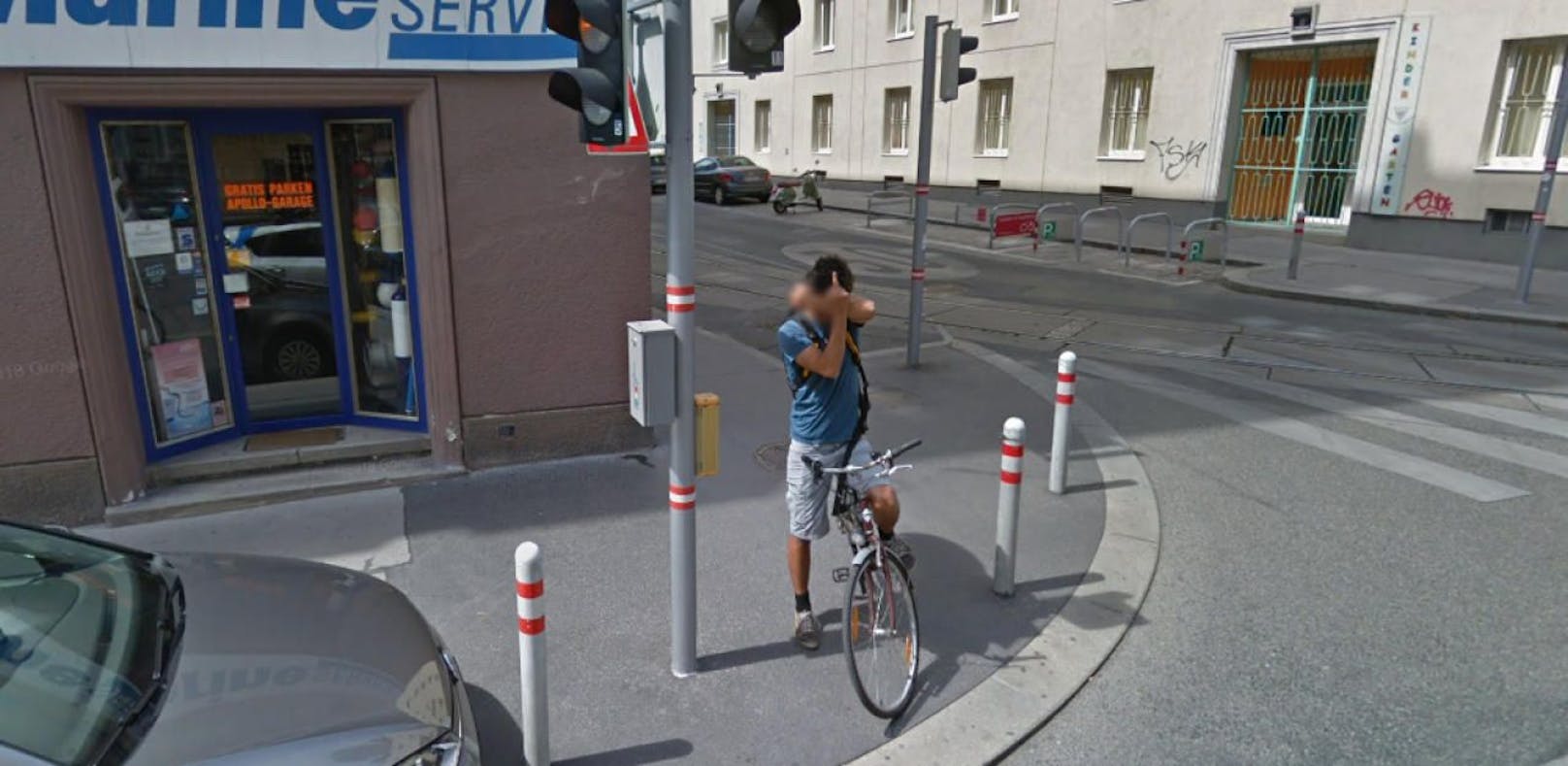 Ein Radfahrer drückte seine Meinung über Google Street View im Sommer mit einer eindeutigen Geste aus.