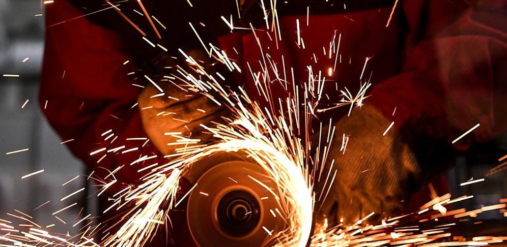 Als plötzlich die Schleifscheibe zerbrach, trafen die Teile den Mann in der Brust (Symbolbild).