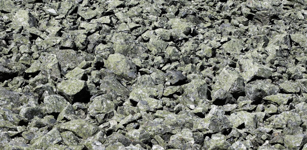 Die Frau stürzte über eine Geröllhalde ab und verletzte sich schwer