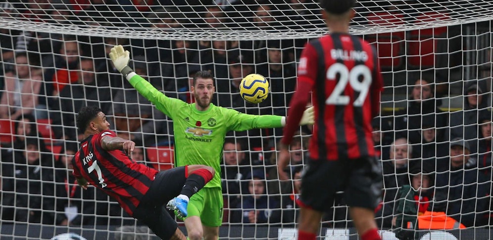 Joshua King bezwingt David De Gea.