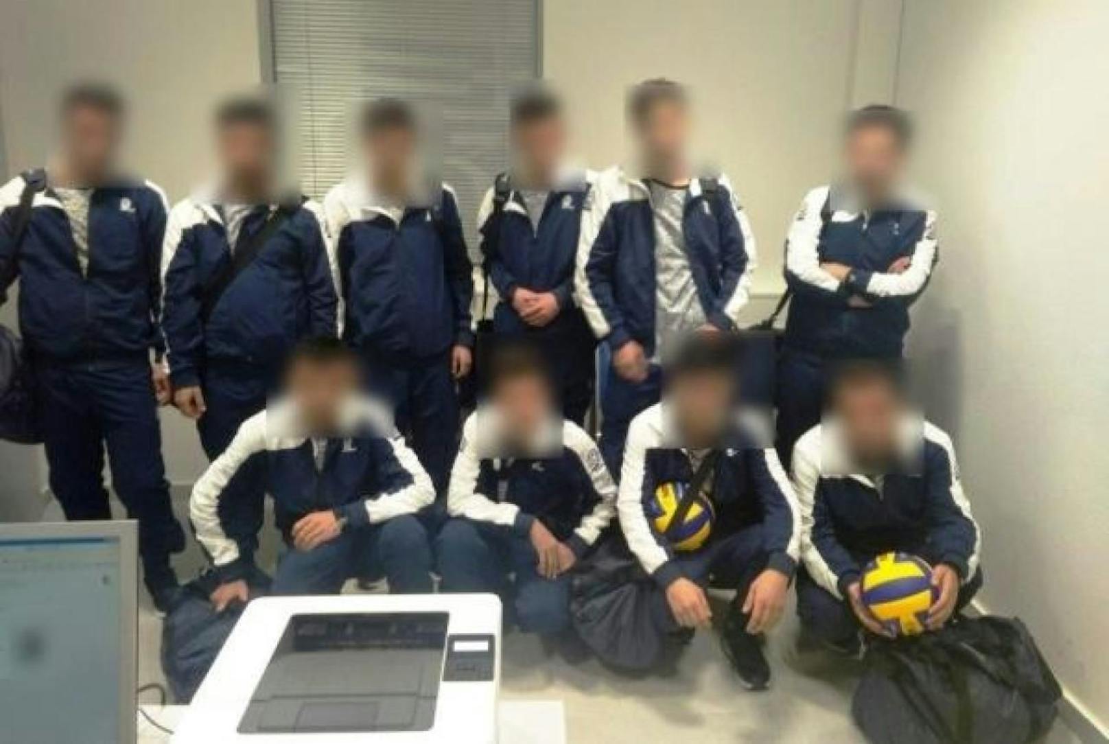 Diese zehn jungen Syrer versuchten als Volleyballmannschaft getarnt von Athen aus in die Schweiz zu reisen.
