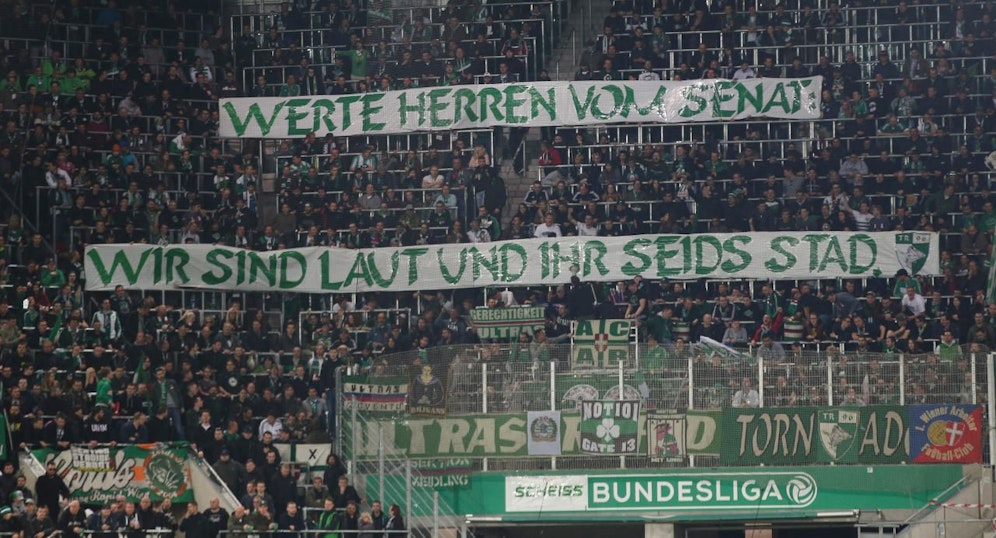 Die Rapid-Fans verwandelten den Auswärts- in einen Heimsektor.