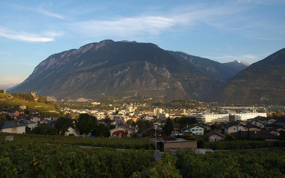 Siders im Abendlicht Im Hintergrund der Gorwetschgrat und die Ausläufer des Pfynwaldes, rechts der Taleingang ins Eifischtal.