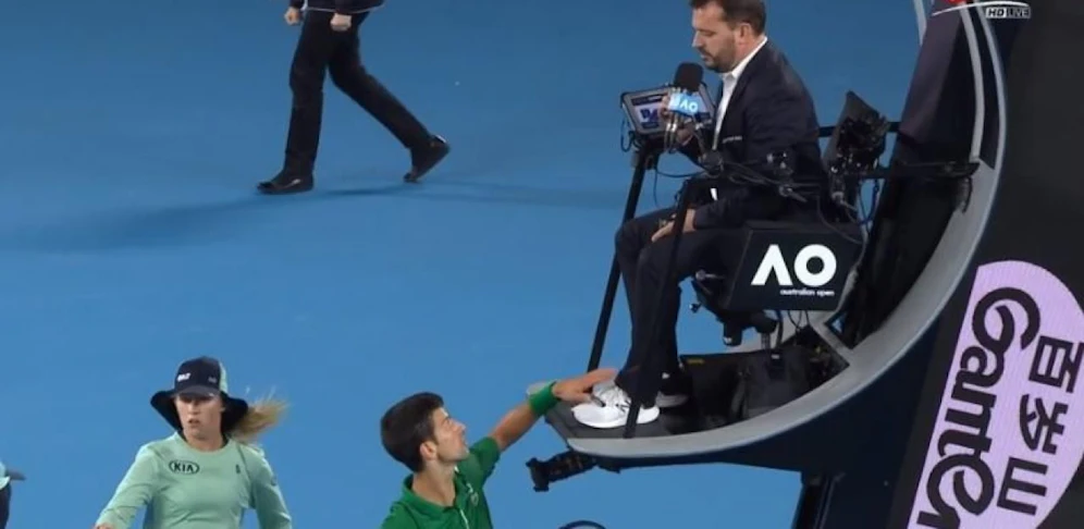 Der Schiedsrichter verwarnte Djokovic. Dieser tappte ihm dann beim Seitenwechsel auf die Schuhe und verspottete ihn vor einem Millionenpublikum. 