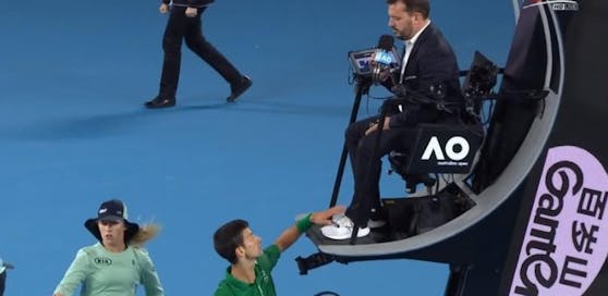 Der Schiedsrichter verwarnte Djokovic. Dieser tappte ihm dann beim Seitenwechsel auf die Schuhe und verspottete ihn vor einem Millionenpublikum.